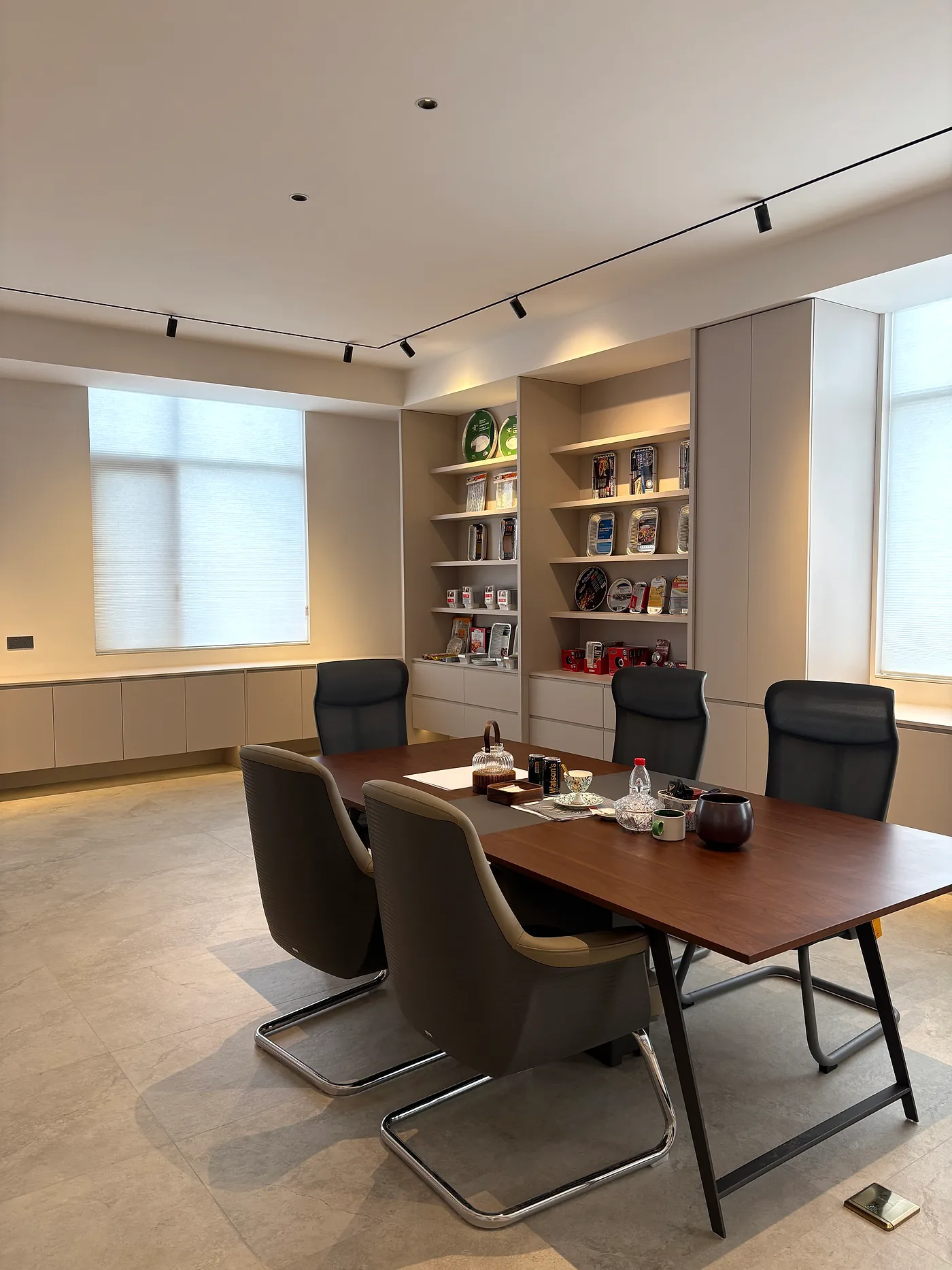 Customer meeting area inside the aluminum foil container showroom